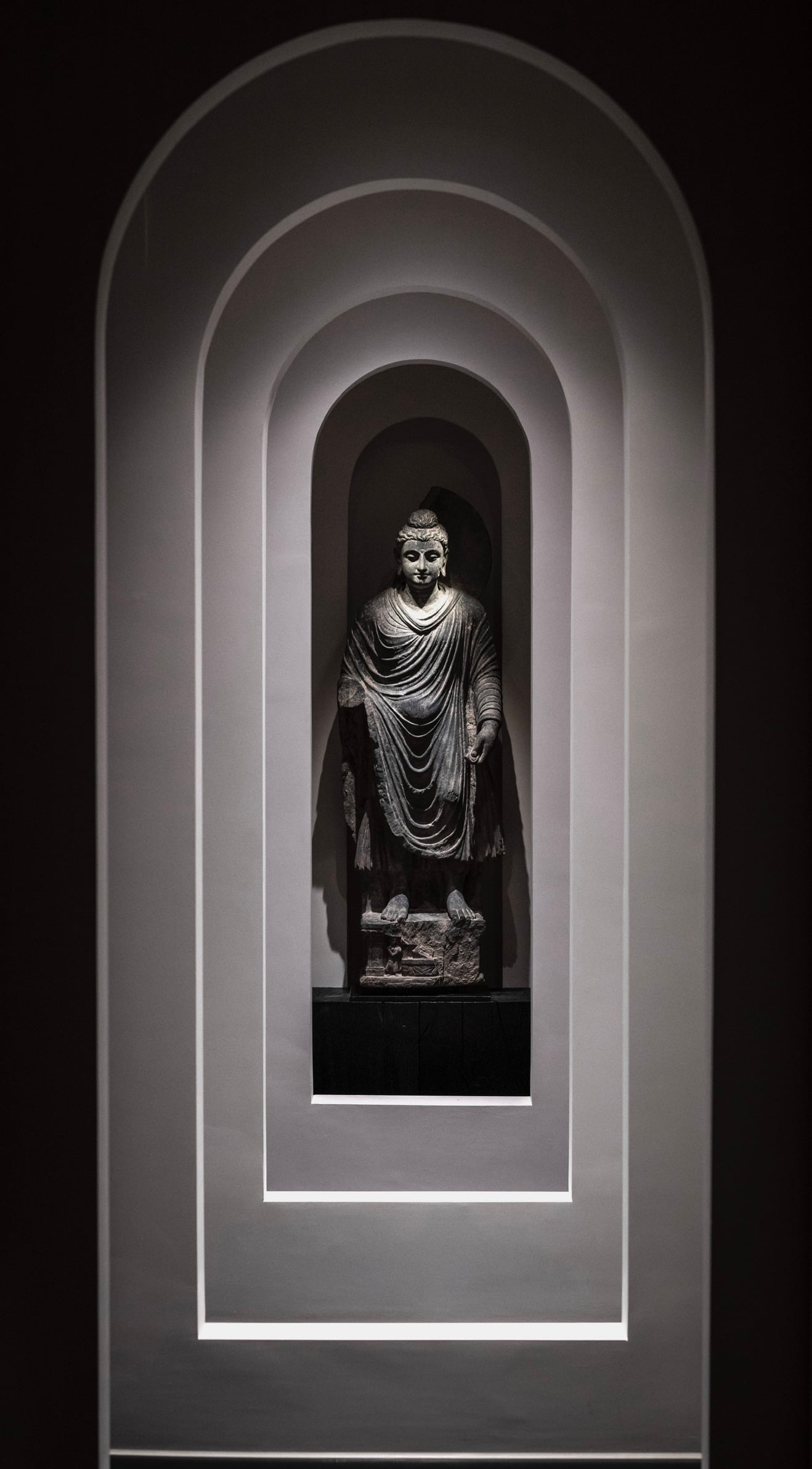 竹瑾居拱廊中的佛教造像 Buddhist sculpture within the Zhu Jin Ju gallery arches