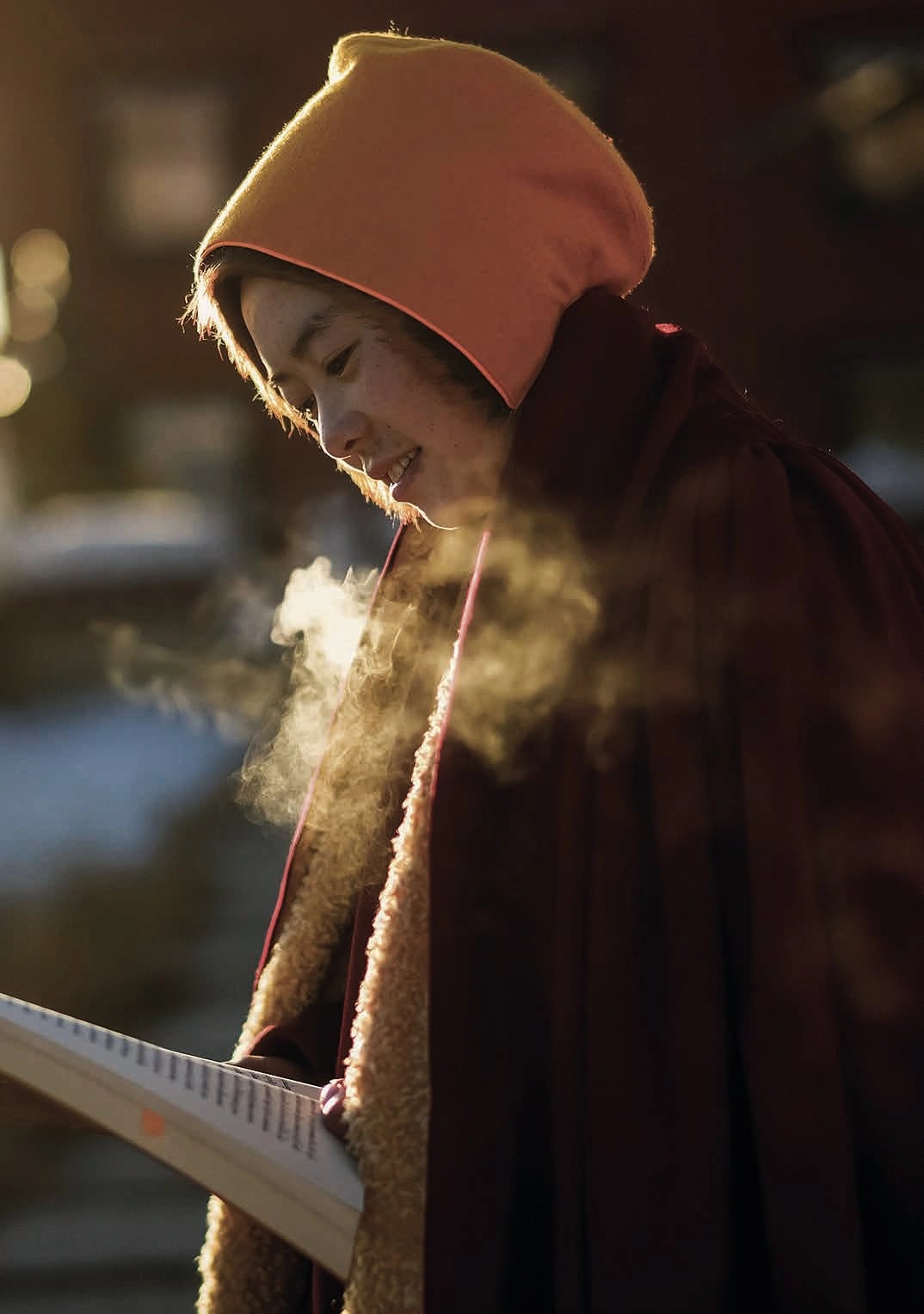 阅读中的身影